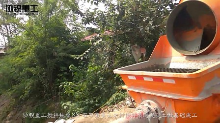 协锐重工搅拌拖泵X3 在安徽黄山农村搅拌泵送混凝土做基础施工