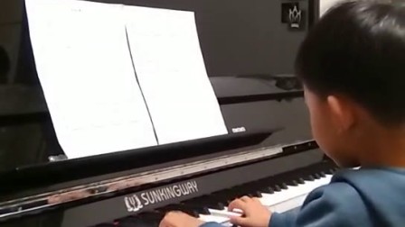 四岁零九个月的刘一萱弹奏钢琴曲《哆来咪》