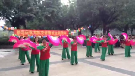 东荟城民族舞蹈队《山里人乐的好潇洒扇子舞》