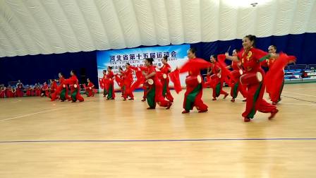 2018.8.11文安老体协健身舞蹈队在河北省第十五届老年人运动会健身腰鼓比赛中预演自编腰鼓