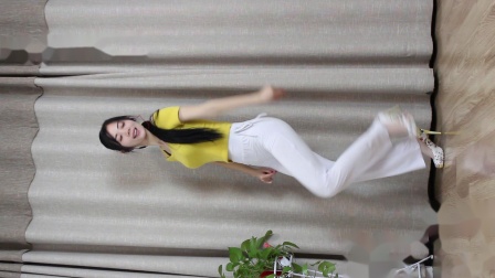 点击观看《小君舞蹈秀 白色瑜伽裤健身舞 真美！》