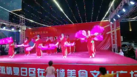 奇台德美健身舞队，在古城美食节开幕上表演的开场扇子舞《吉祥中国年》