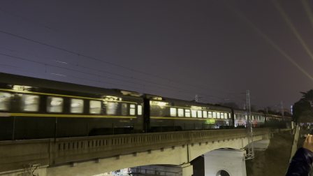 京广线:京局京段HXD3D牵引Z162次通过武汉黄鹤楼