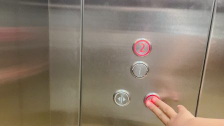 顺义电梯    两个都是关门按钮
