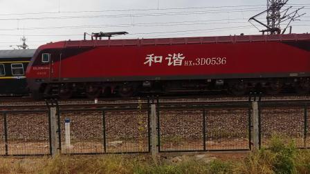 兰局兰段的SS7E型电力机车牵引Z266次列车和京局京段的HXD3D型电力机车牵引Z150次列车在京广线滠口站附近相遇