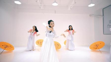 点击观看《古典雨伞和东方美女完美配合《风花雪月》中国舞舞蹈》