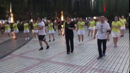 白裙队30人广场跳鬼步舞，为什么这么流行因为简单好学还能健身