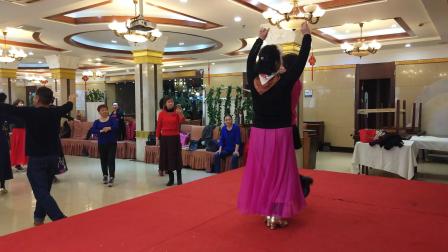 凉城麦西来普爱好者群活动日💃 芳芳老师和lm妹妹对跳新疆舞👏 很漂亮哦🎉💃👍👍👍