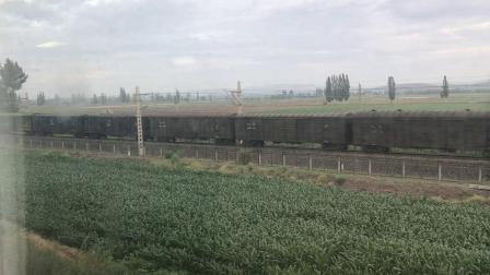北京西-拉萨Z21次列车与包兰铁路上韶山3牵引货列会车
