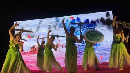 阳光艺术团今晚走进国飞商城社区天天乐活动庆国庆70周年首场演出茉莉花伞舞！