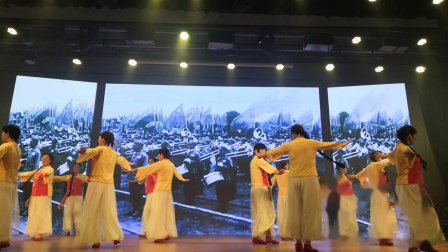 点击观看《舞灵美娜子广场舞《十送红军》12人队形  庆华诞70周年》