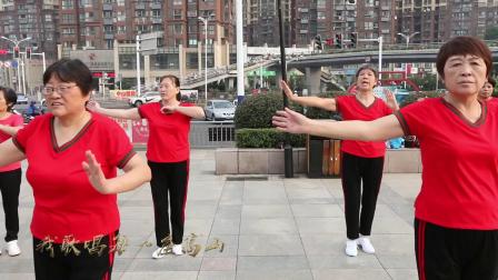 广场舞《我和我的祖国》演示:月亮健身队和舞之梦健身队