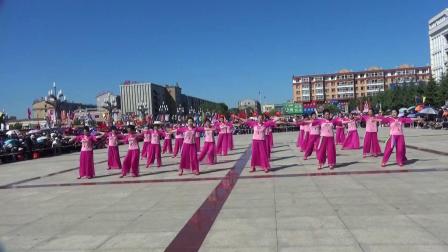 富裕酒行广场舞队在拜泉县广场舞大赛中表演