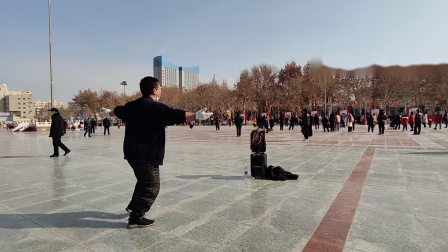 立春13点在新疆和田市团结广场跳韩语版锅庄舞《一起向未来》-