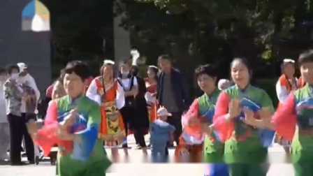 黑龙绿色米都馨月广场舞，参加建三江“自娱自乐”举办的联谊活动。表演《酒杯杯》