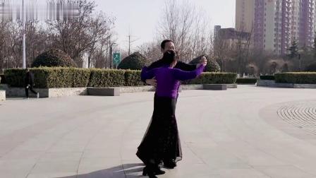 广场交谊舞北京平四，新花样组合，歌曲爱的路上千万里