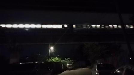 DF11G 0199和DF11G 0101牵引Z112次列车快速通过西江大桥-3