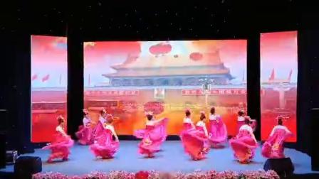 同江市中心广场永庆社区舞者知音舞蹈队，庆六一老年儿童节演出节目舞蹈《我和我的祖国》领舞黄晓梅，传金光
