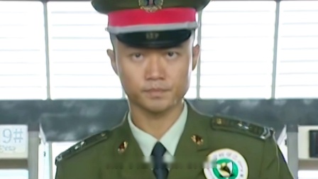 士兵过安检被阻拦，得知真相后全体敬礼