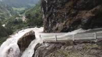 尼泊尔的一段山路，路面是湍急的水流，路边是300米的深渊