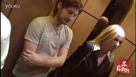 电梯里猜谁在放屁 美女 帅哥！？