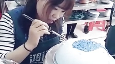 广州鸿记甜品西点培训学校 蛋糕裱花班学员小白童鞋 在练习做美人鱼蛋糕