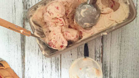 杨九九美食日记 第一季 不需要冷冻搅拌的草莓冰淇淋
