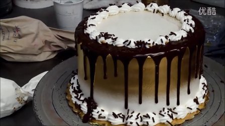 如何制作一个黄金色的巧克力生日蛋糕