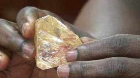 「珠宝美美说」西非小哥偶然捡到一颗钻石价值4亿元，却忙着上交国家！