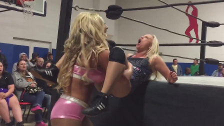 女子摔角 玛利亚这场比赛打的狠 炸弹摔直接往擂台边缘砸