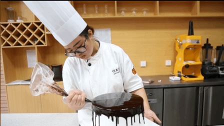 蛋糕技巧: 巧克力淋面蛋糕怎么样才能做好呢