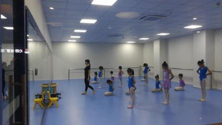 暑期舞蹈培训班开班 老师教小朋友舞蹈教学视频