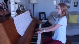 小美女Sara Arkell 钢琴演奏Owl City《Fireflies》