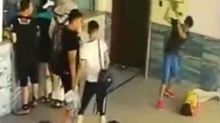 小编搜事 男子当众疯狂殴打女子 后脑勺被重击多次