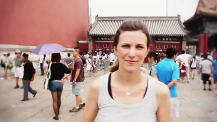 亲临北京故宫场面人声鼎沸, 外国游客向我们介绍伟大的故宫