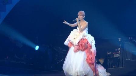 杨丞琳在香港演唱会, 再唱成名曲《左边》嗓音甜美, 观众掌声如雷