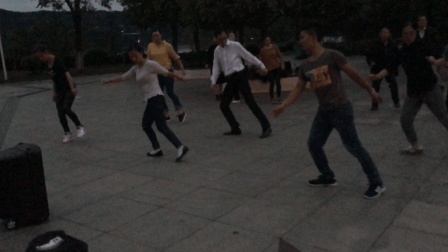 广场舞已经被鬼步舞代替了 看看这个视频 大广场全是鬼步舞
