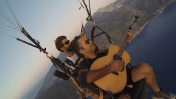 太牛逼了! 外国人真会玩, 坐在降落伞上弹吉他, 录视频, 歌名叫: 天堂之路
