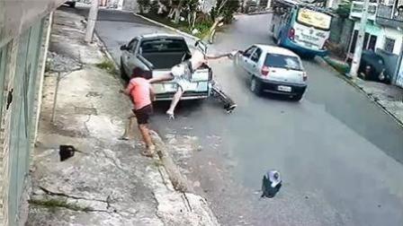 封面资讯 2017 12月 摩托车手被撞飞 落地后头又遭重击