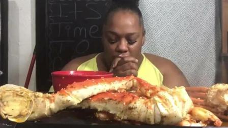 非洲大妈吃帝王蟹, 这吃相实在是没办法看!