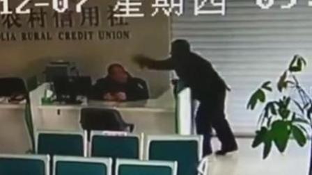 麦子传媒 监拍男子持铁榔头重击银行职员