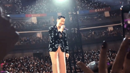 歌神张学友现场演唱《遥远的她》, 歌迷跟着一起唱