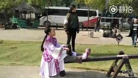 小戏骨包青天演员的私下 公主余亚颖和其他小正太玩跷跷板