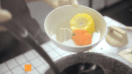 教你煲出一锅最美味营养的《胡萝卜玉米排骨汤》