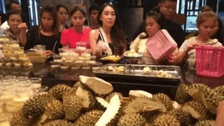 中国人在泰国疯狂吃榴莲, 当地人都看愣了, 还以为在中国没有榴莲