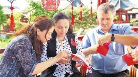 老外在体验中国人移动支付生活 感慨在中国真