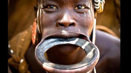 非洲最残忍的3个风俗, 唇盘、割礼、清洁者, 样样都是女性的噩梦!