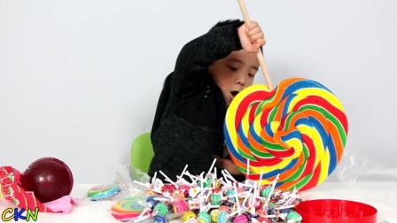 太好玩了, 小朋友吃巨大的彩虹棒棒糖!