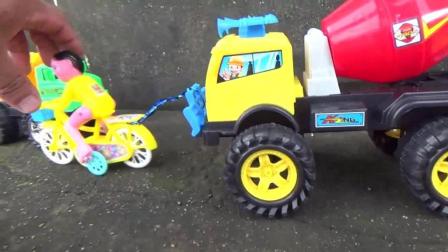 儿童玩具罐车搅拌机工作视频表演 挖掘机挖沙