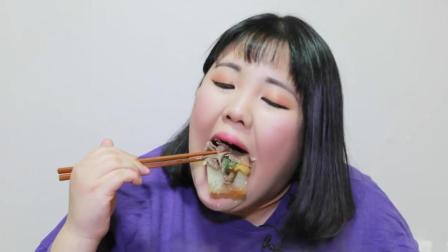 韩国胖哥吃2大块压缩肉, 大口啃下去, 满足到飞